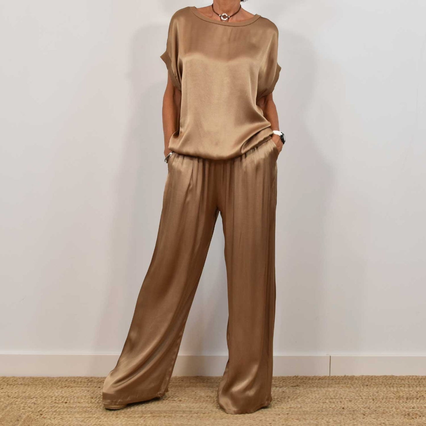 Ensemble Détente Femme Satin – Deux Pièces Chic avec Pantalon Large et Haut Manches Courtes marron fonce