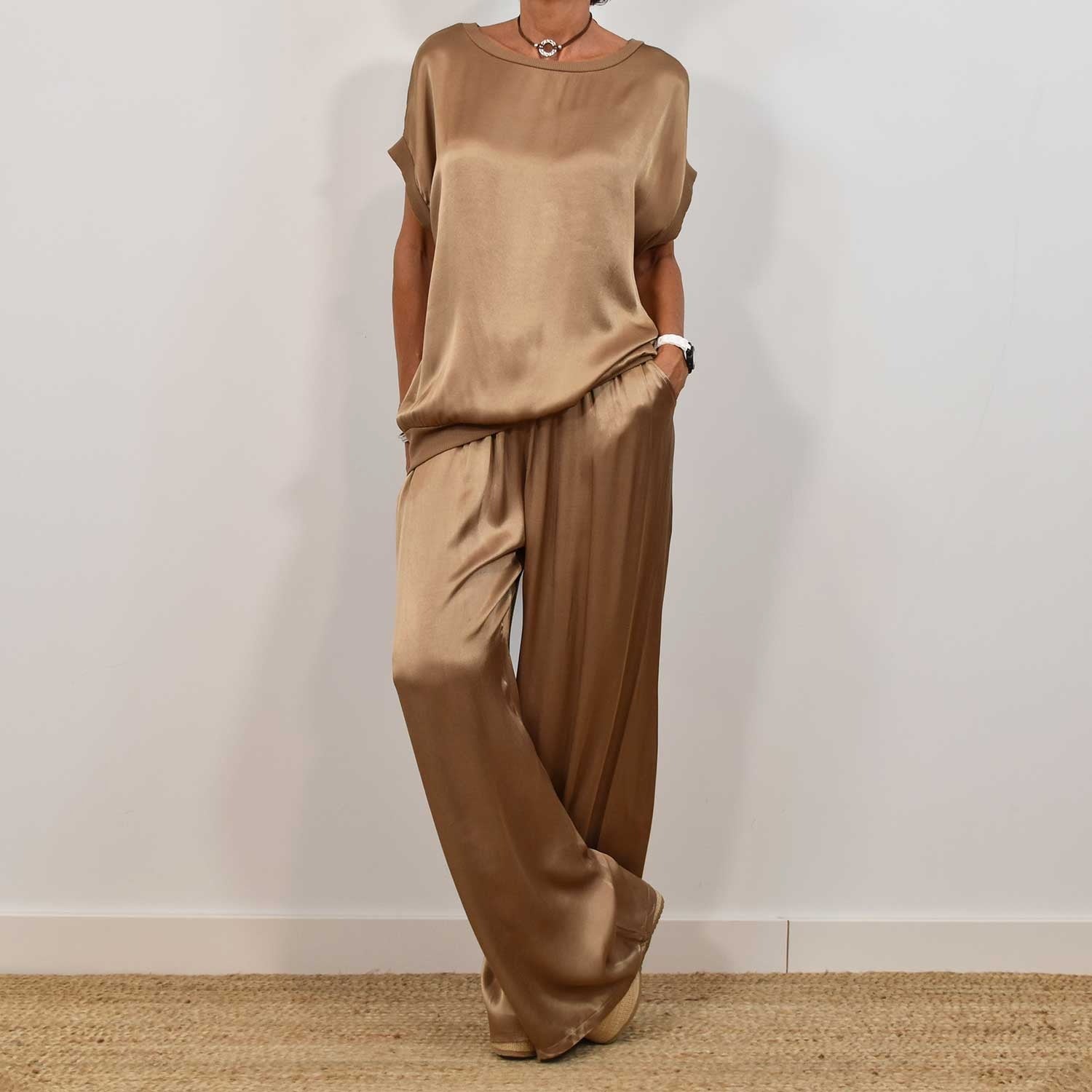 Ensemble Détente Femme Satin – Deux Pièces Chic avec Pantalon Large et Haut Manches Courtes with model