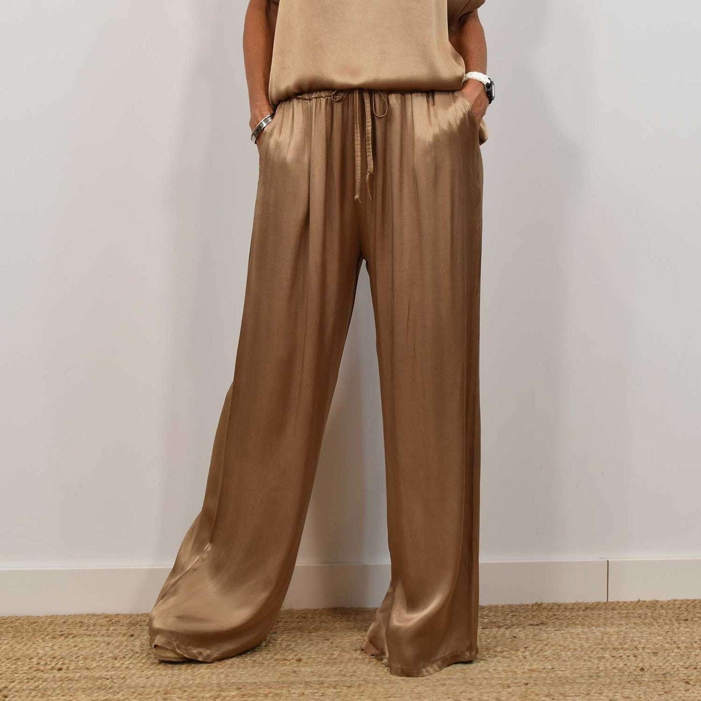 Ensemble Détente Femme Satin – Deux Pièces Chic avec Pantalon Large et Haut Manches Courtes pants