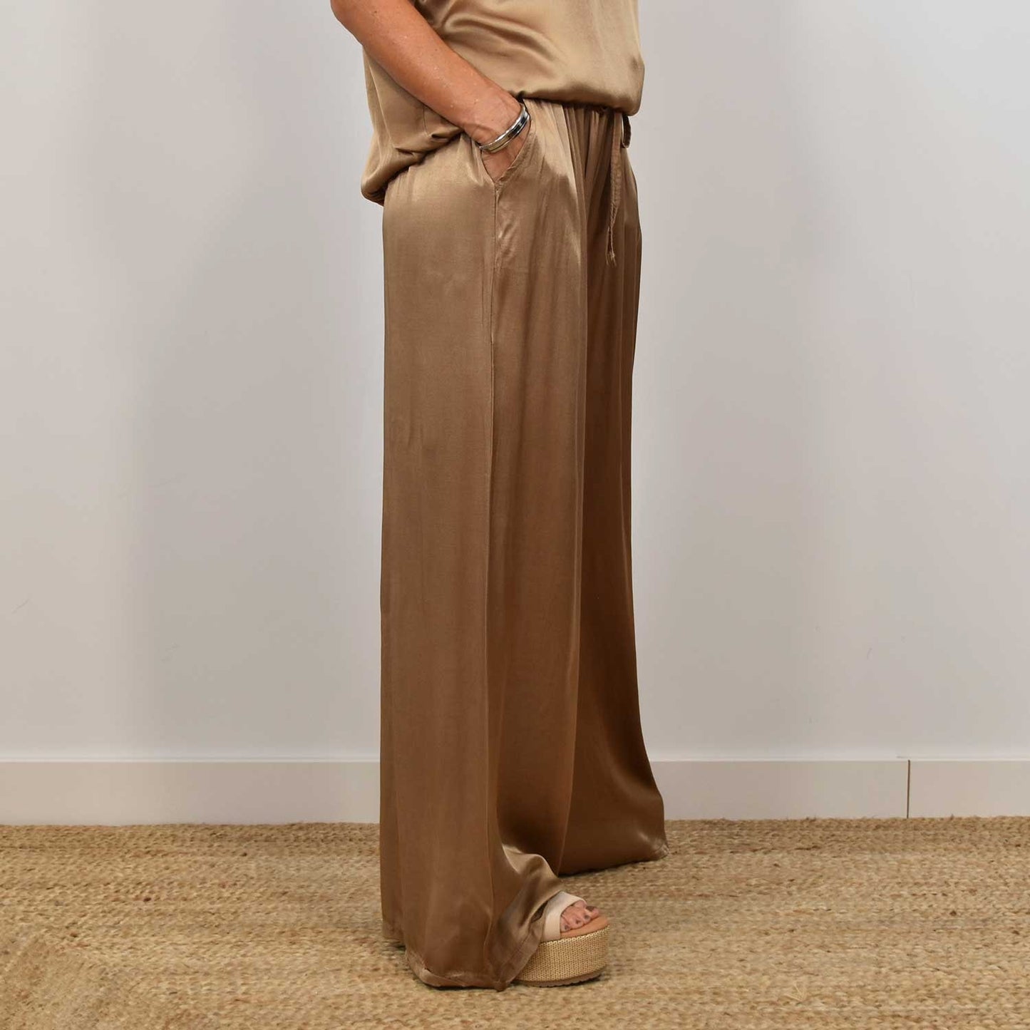 Ensemble Détente Femme Satin – Deux Pièces Chic avec Pantalon Large et Haut Manches Courtes pants side view