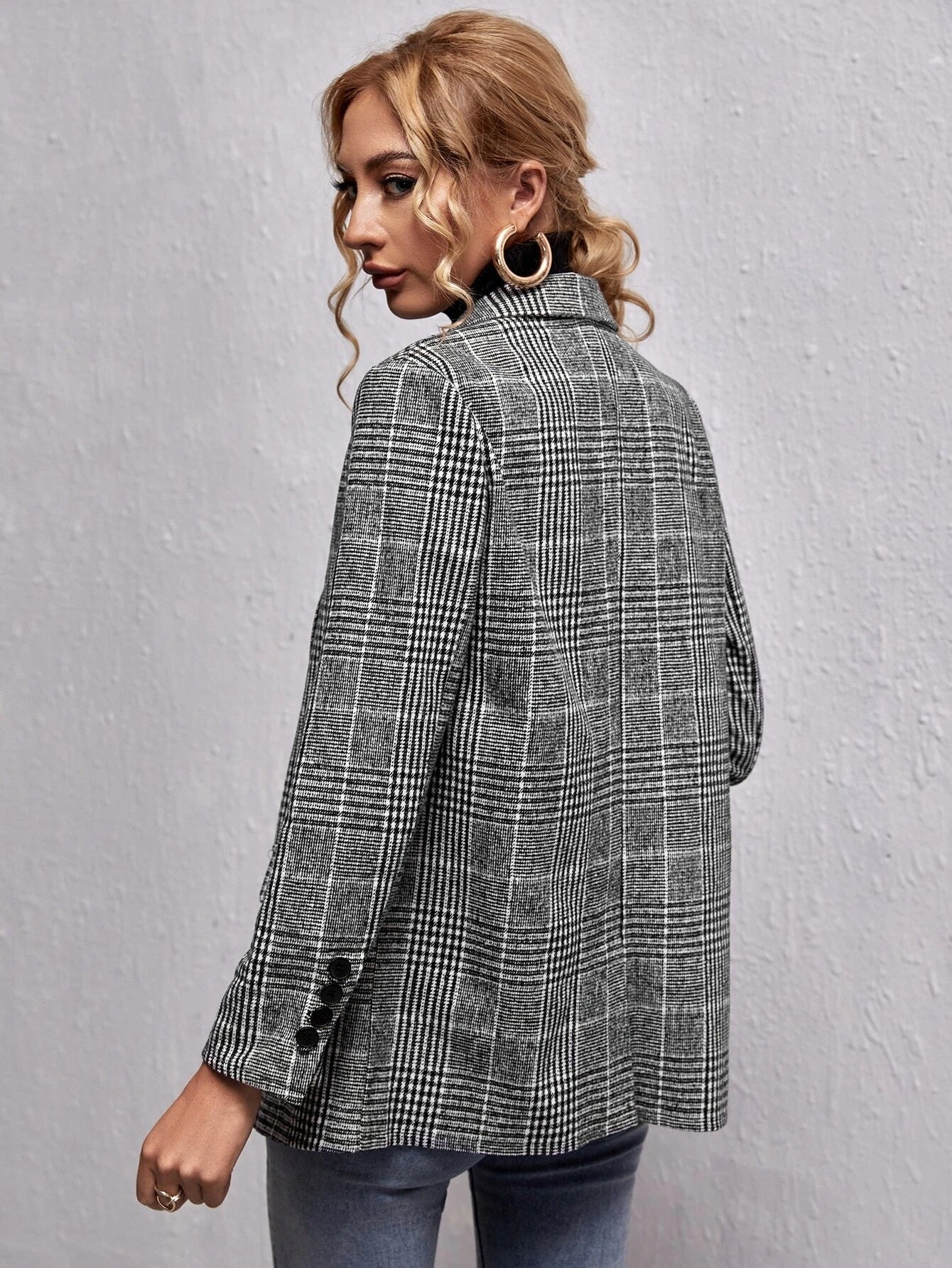 Blazer Femme Chic à Carreaux – Veste pour Femme en Polyester vue latérale avec modèle.