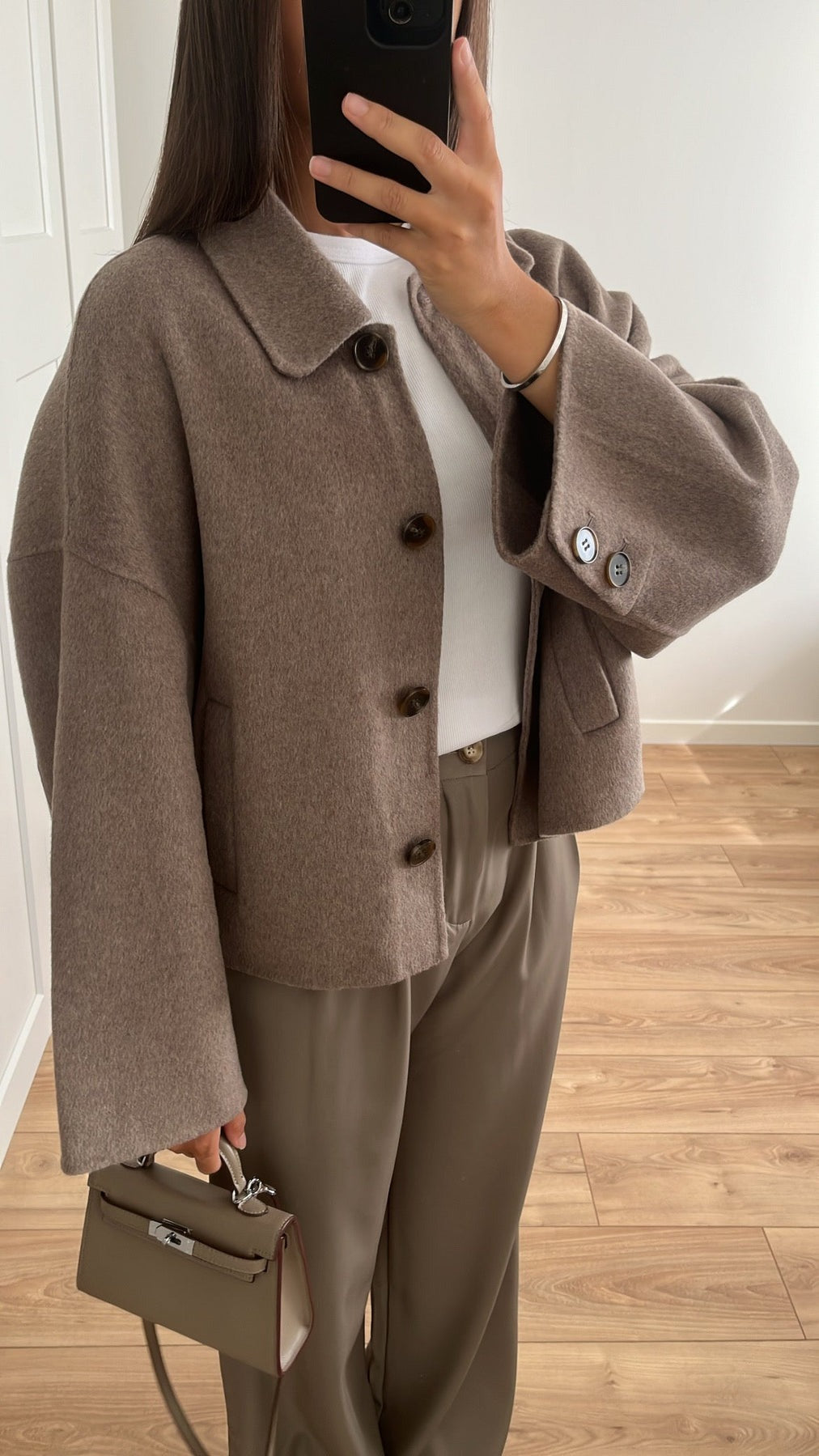 veste en laine femme – minimaliste chic pour l’automne/hiver front view.