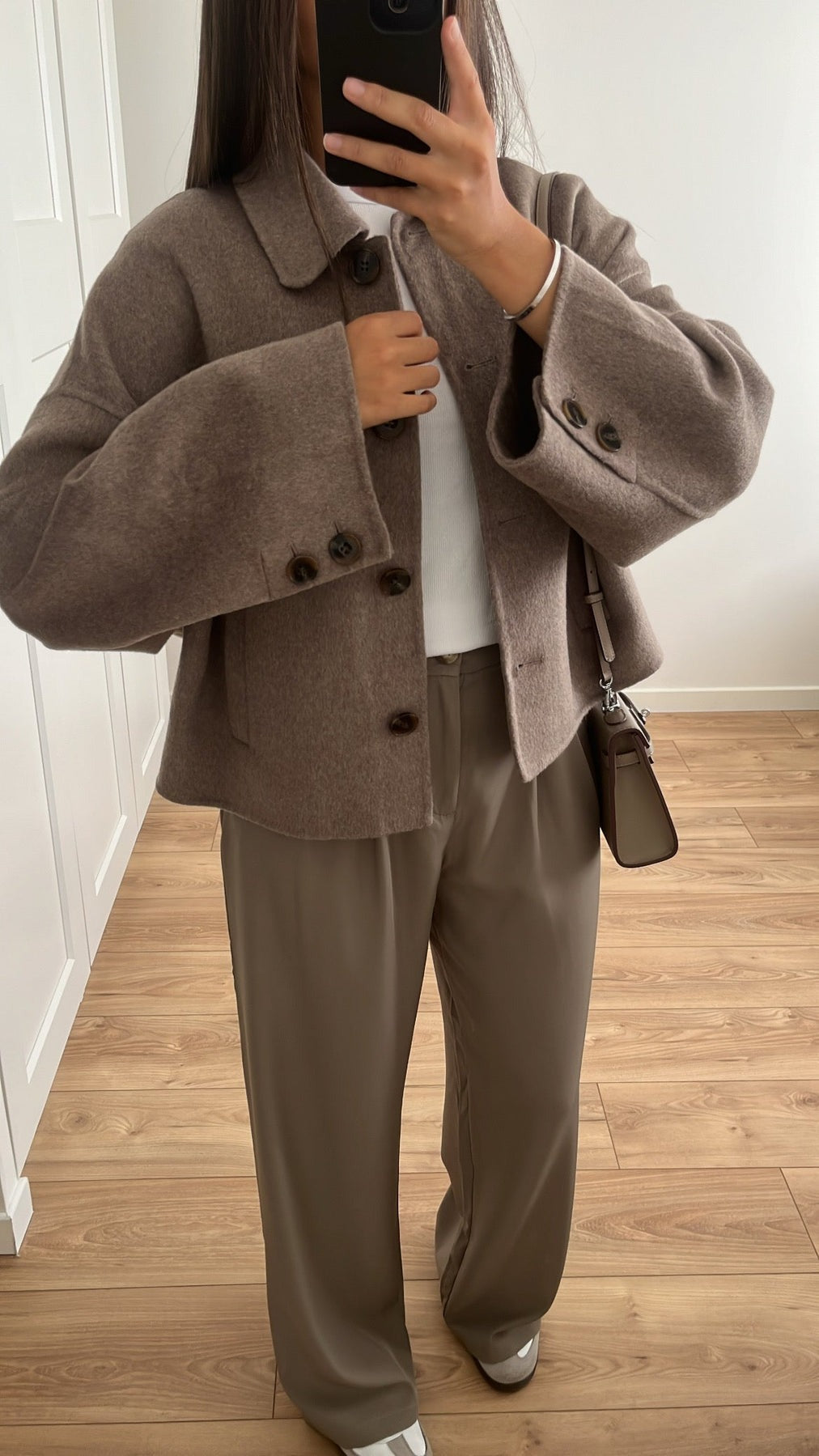 veste en laine femme – minimaliste chic pour l’automne/hiver top view