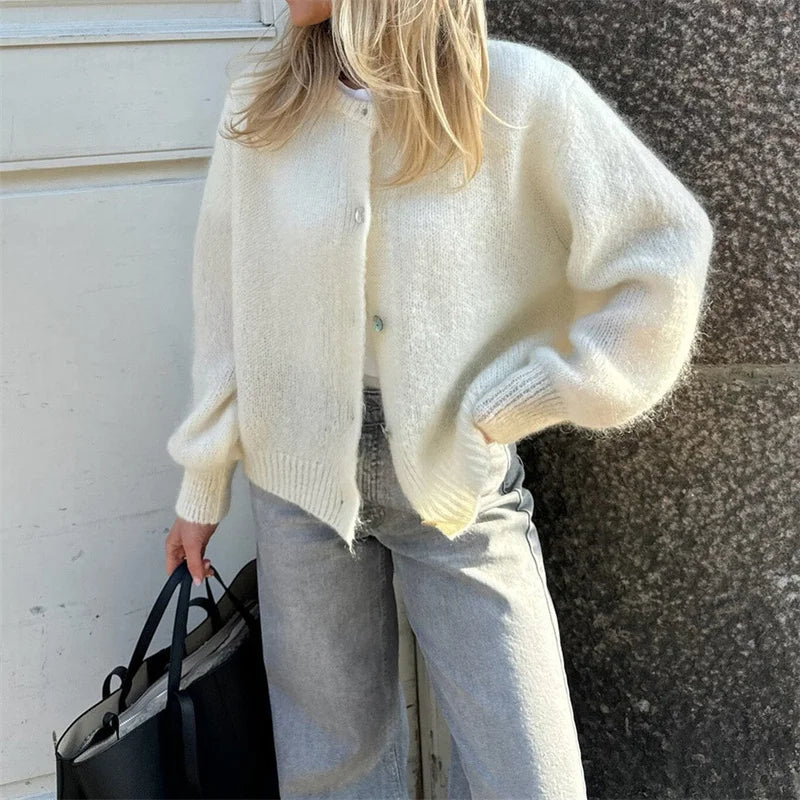 Soft Wool Cardigan – Elegance and Warmth