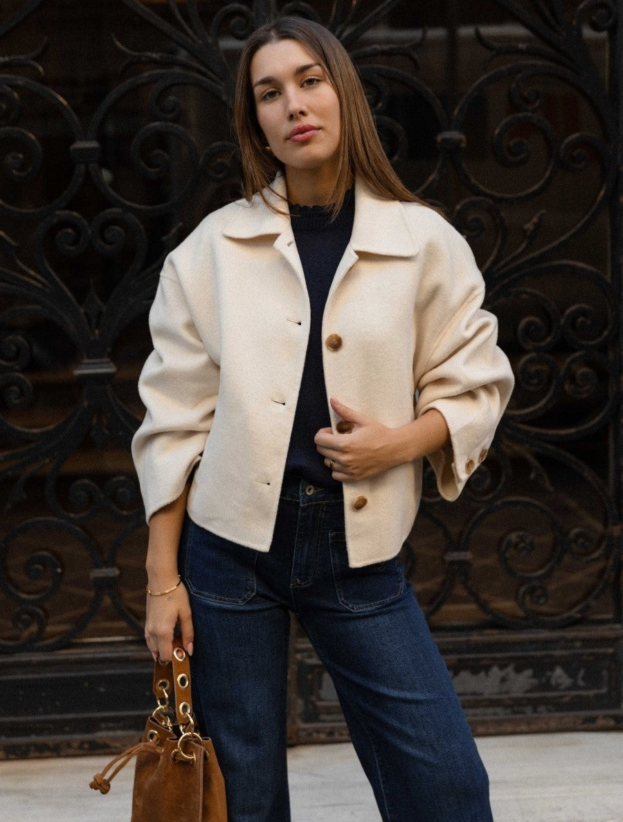 veste en laine femme – minimaliste chic pour l’automne/hiver front view with model