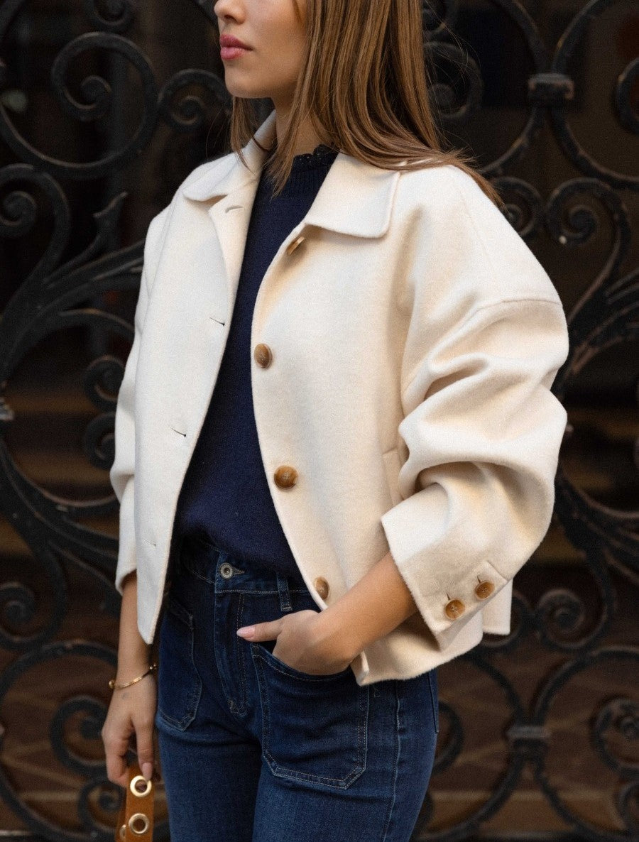 veste en laine femme – minimaliste chic pour l’automne/hiver side view with model