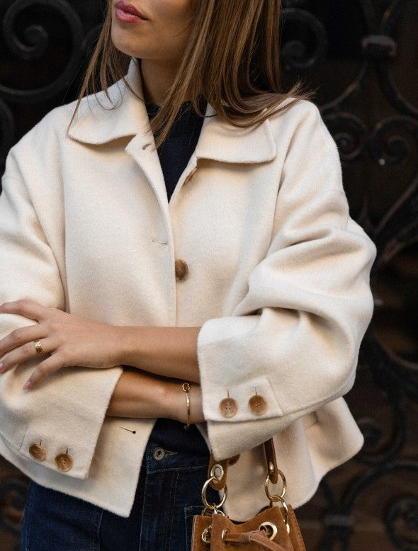 veste en laine femme – minimaliste chic pour l’automne/hiver close up