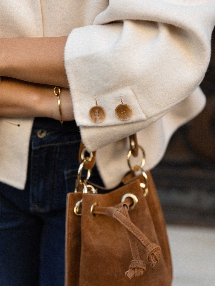 veste en laine femme – minimaliste chic pour l’automne/hiver button close up